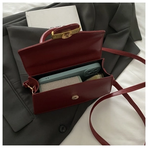 Innenansicht der dunkelroten Ledertasche mit Platz für Handy und Kosmetik-Accessoires