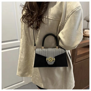 Detail der Crossbody-Tasche aus grauem Tweed und schwarzem Leder mit goldener M-Schließe