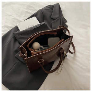 Détails de l'intérieur spacieux et de la fermeture éclair du sac cabas en cuir marron foncé