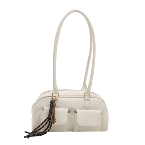 Borsa a spalla bianca minimalista con due tasche e ciondolo a forma di chitarra vintage