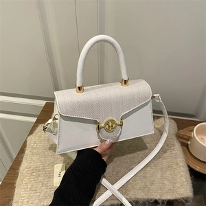 Minimalistische weiße Crossbody-Tasche mit gewebter Klappe und goldenem M-Logo Verschluss