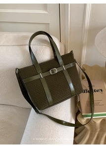 Détail du sac cabas vintage en tweed vert foncé et cuir avec boucle argentée sur canapé