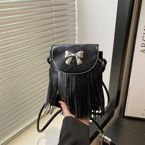 Mini sac bandoulière noir avec franges et boucle nœud argenté pour femme chic