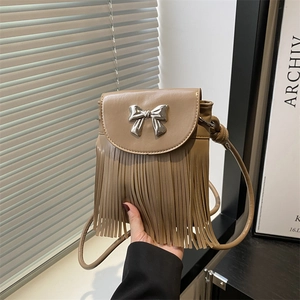 Sac bandoulière kaki à franges avec boucle nœud argentée et détails de longs glands