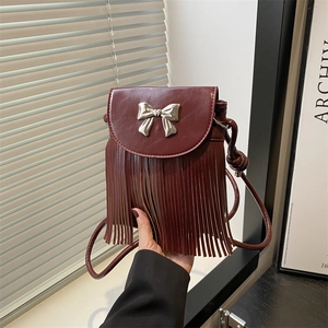 Sac bandoulière bordeaux à franges vintage avec nœud argenté et texture cuir
