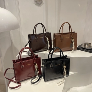 Grands sacs cabas en cuir en quatre couleurs avec bandoulières et pendentifs