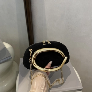 Sac de soirée demi-lune en daim noir avec poignée en métal doré et bandoulière en chaîne