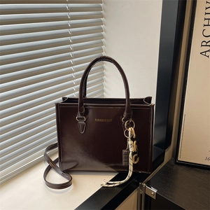 Sac fourre-tout élégant marron café en cuir avec logo doré et pendentif de mode
