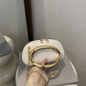 Pochette blanche demi-lune avec poignée ovale en métal doré et bandoulière en chaîne