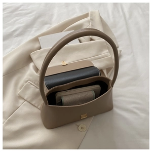 Détails de l'intérieur spacieux d'un sac baguette kaki avec fermoir métallique élégant