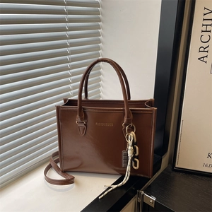 Sac cabas en similicuir marron brillant avec imprimé FASHION & BAGS et pendentif décoratif