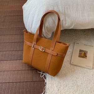 Sac fourre-tout en feutre caramel avec lanières en cuir et boucle argentée hiver