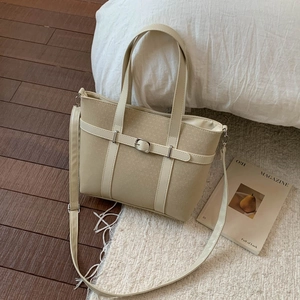 Sac seau chic en tissu texturé beige avec garniture en cuir et bandoulière réglable