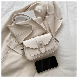 Dettaglio borsa quadrata in pelle bianco sporco con fibbia e design a patta stratificata