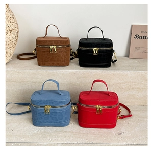 Vue détaillée en grille des sacs carrés imprimés léopard en quatre couleurs de mode