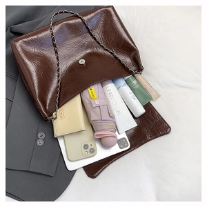 Intérieur spacieux d'un grand sac cabas en similicuir marron foncé plissé pour les objets