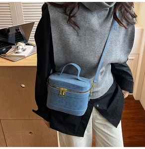 Détail du sac boîte bleu léopard avec fermetures dorées et fine bandoulière