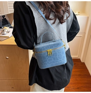 Blaue Kosmetiktasche mit Leopardenmuster, goldener Reißverschluss im modernen Büro-Ambiente