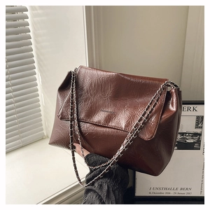 Sac bandoulière marron texturé avec chaîne argentée tendance pour mode automnale