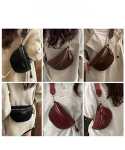 Détails du sac bandoulière demi-lune à motif léopard en noir, marron et bordeaux