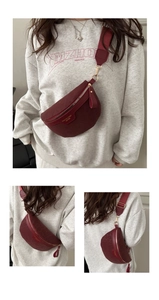 Vue détaillée du sac banane bordeaux avec fermeture éclair dorée et sangle large