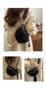 Détail du sac de poitrine à motif léopard avec fermetures dorées et logo de marque en cuir