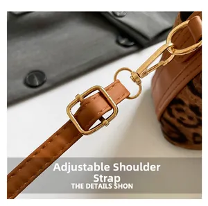 Gros plan sur la bandoulière réglable en cuir marron avec boucle en métal doré chic