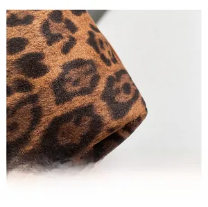 Gros plan sur une fausse fourrure à imprimé léopard, texture dense et douce de qualité