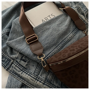Détail du sac bandoulière léopard avec texture velours et finitions en cuir marron