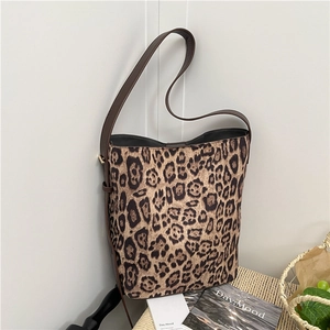 Fashionable leopard print tote bucket bag with leather strap and large capacity for daily use