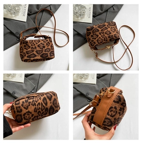 Vues détaillées montrant le motif léopard, les coutures et le zip métallique du sac