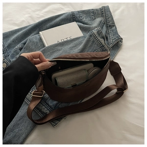 Vue intérieure du sac banane marron montrant sa grande capacité pour les essentiels
