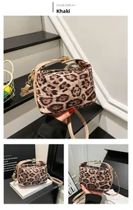 Détail du sac à bandoulière léopard avec poignées en cuir kaki et fermoir métallique