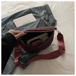 Vue intérieure du sac banane bordeaux montrant le rangement du téléphone et du portefeuille