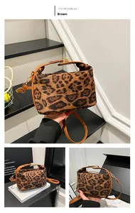 Détail d'un sac à main léopard marron avec bandoulière en cuir et finitions dorées