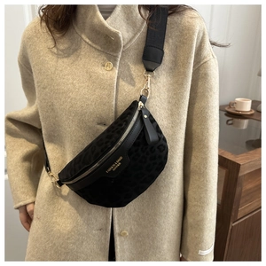 Détail du sac de poitrine à motif léopard avec texte doré et large sangle ajustable