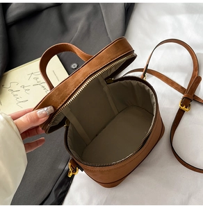 Draufsicht auf das Innere der braunen Vintage-Beuteltasche mit grauem Futter und Goldriemen