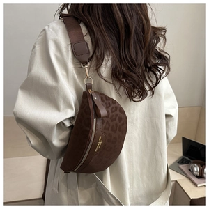 Détail du sac bandoulière léopard avec sangle réglable porté sur un trench-coat classique