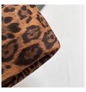 Gros plan sur un tissu léopard vintage avec texture suède mate et coutures soignées