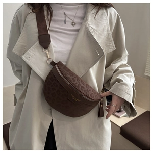 Détail du sac bandoulière marron foncé à imprimé léopard sur un trench-coat beige