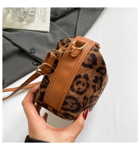 Détail de la texture léopard pelucheuse sur un mini sac vintage avec boucles dorées