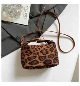 Détail de la texture léopard avec bandoulière en cuir et fermoir doré chic