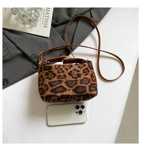 Vue de dessus du sac bandoulière léopard avec lanière en cuir et smartphone pour taille