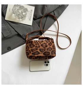 Détail du sac bandoulière léopard en texture mohair avec fine bandoulière en cuir brun