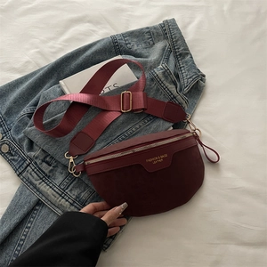 Sac de poitrine chic en cuir bordeaux avec large bandoulière et finitions dorées