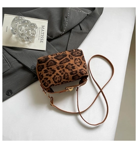 Détail du sac bandoulière léopard vintage avec boucle dorée et lanière en cuir