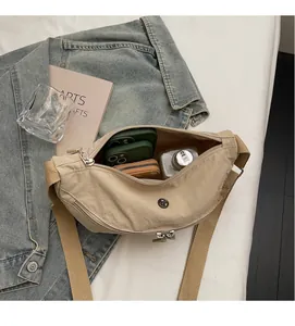 Vista interna della borsa a mezzaluna in nylon beige con spazio per il cellulare