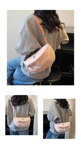 Dettaglio della borsa a mezzaluna in nylon rosa con tracolla regolabile e doppia zip