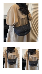 Dettaglio borsa a mezzaluna in nylon nero impermeabile con doppia zip e tracolla regolabile