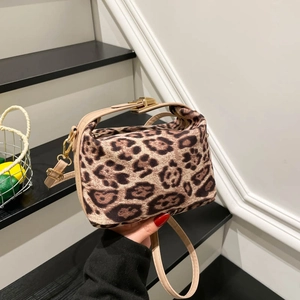 Sac bandoulière vintage à motif léopard avec boucle dorée et bandoulière beige